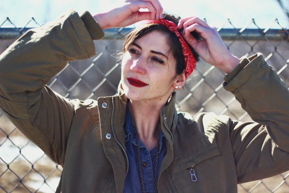 denim-red-lips-outfit-03