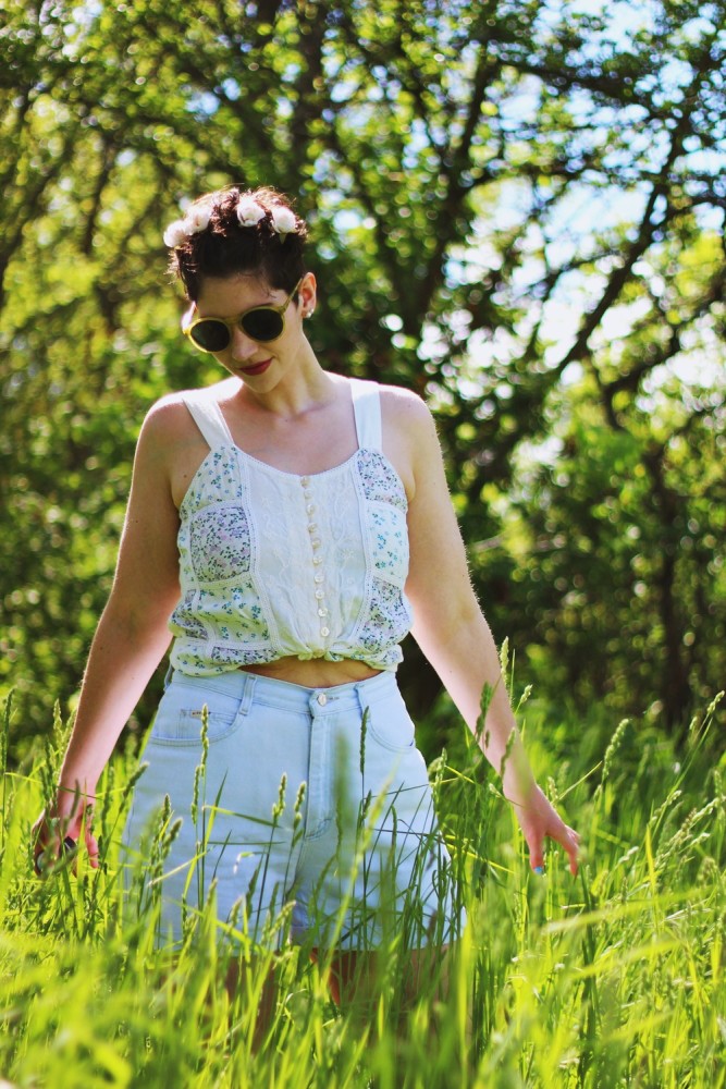 hannah rupp Crop top, denim shorts, round sunglasses, flowers in my hair. Perfect summer outfit in a field!