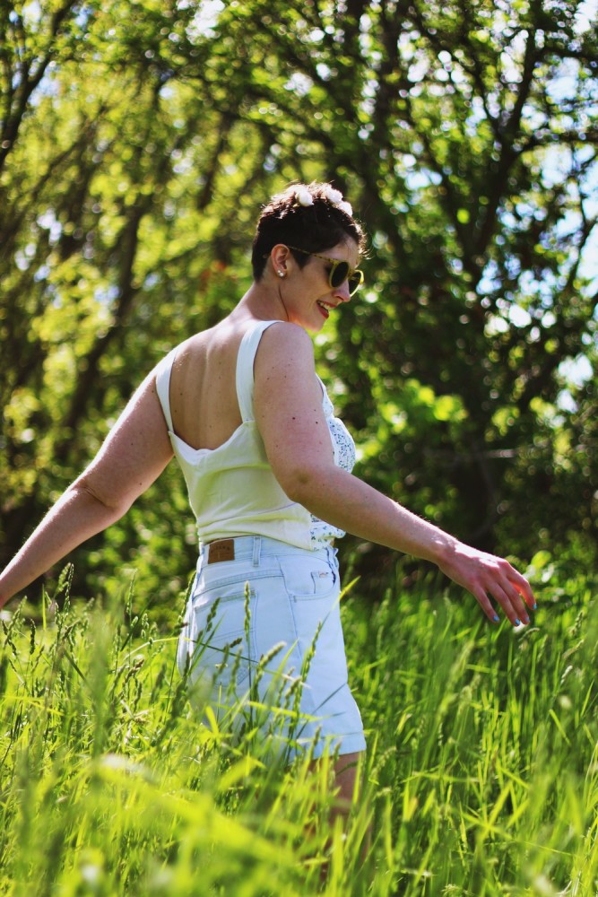 hannah rupp Crop top, denim shorts, round sunglasses, flowers in my hair. Perfect summer outfit in a field!