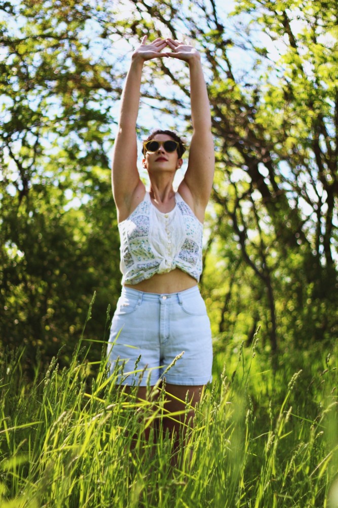 hannah rupp Crop top, denim shorts, round sunglasses, flowers in my hair. Perfect summer outfit in a field!