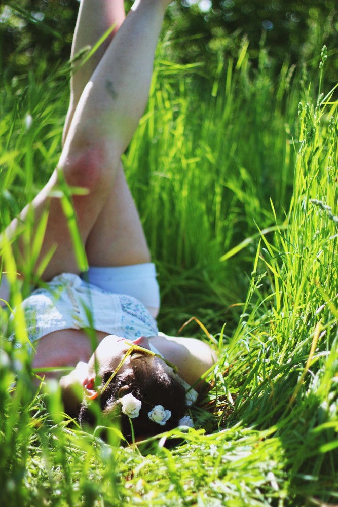 hannah rupp Crop top, denim shorts, round sunglasses, flowers in my hair. Perfect summer outfit in a field!