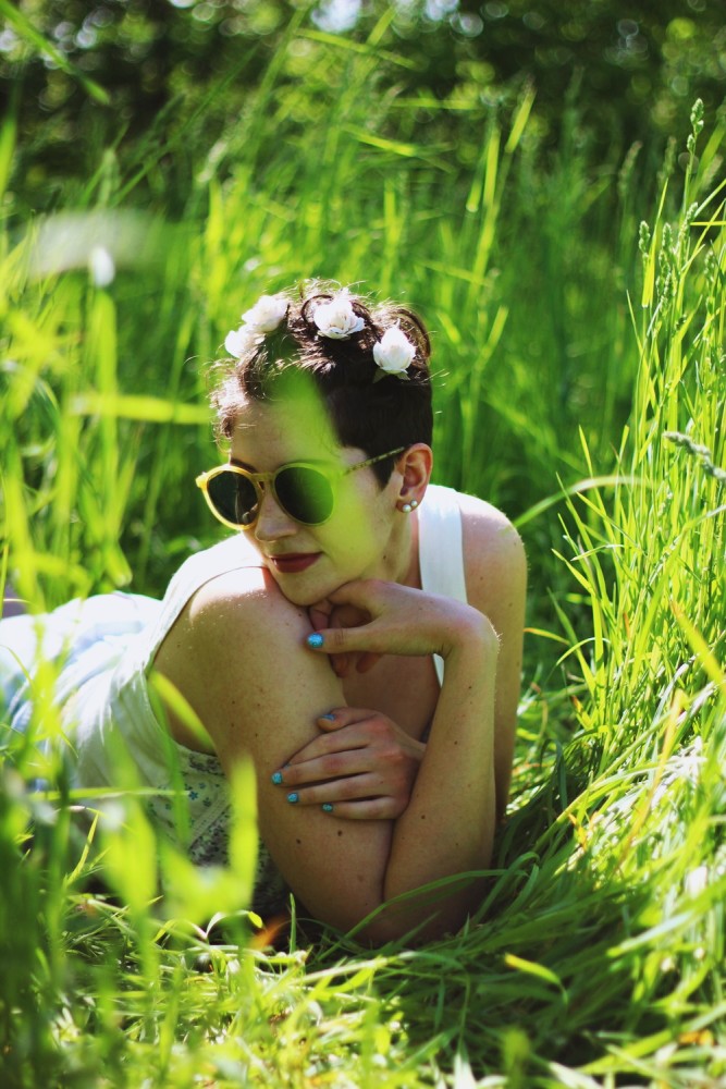 hannah rupp Crop top, denim shorts, round sunglasses, flowers in my hair. Perfect summer outfit in a field!
