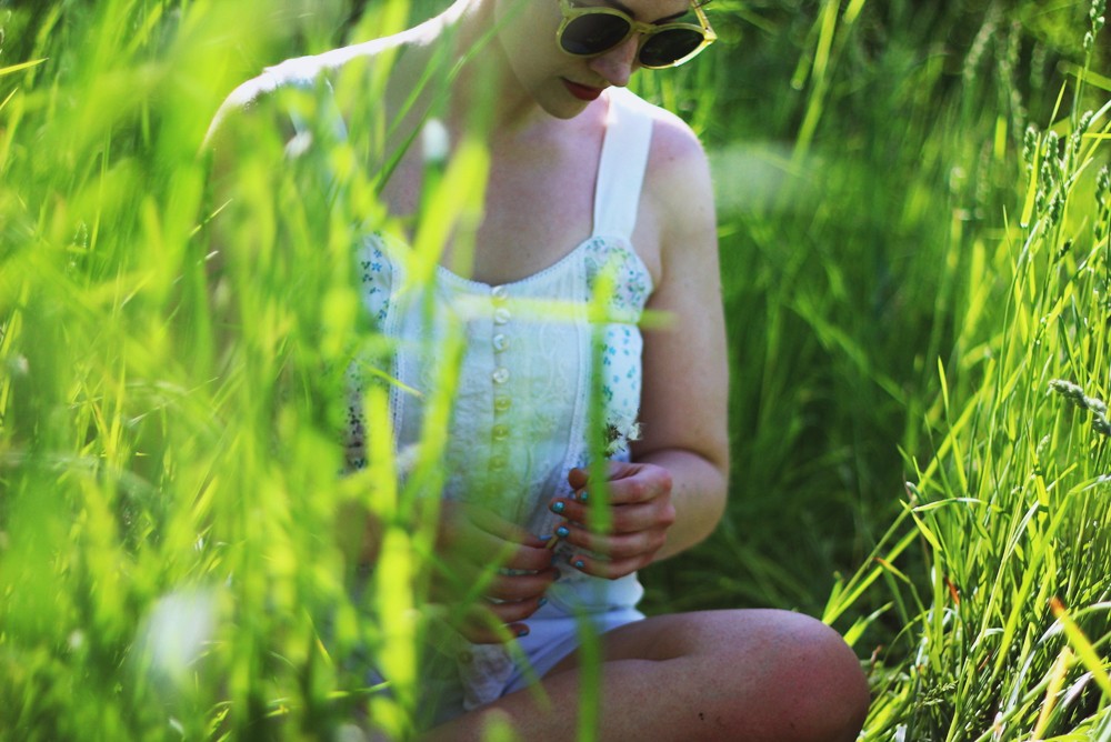 hannah rupp Crop top, denim shorts, round sunglasses, flowers in my hair. Perfect summer outfit in a field!