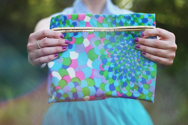 Outfit details: vintage patterned clutch, purple nails, gold ring