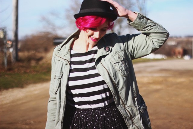 striped-tee-black-skirt-pattern-mixing-outfit-03