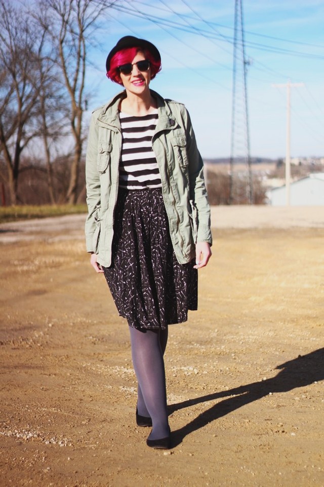 striped-tee-black-skirt-pattern-mixing-outfit-05