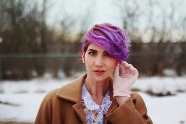 1950s-inspired-outfit-gloves-coat-purple-hair-03
