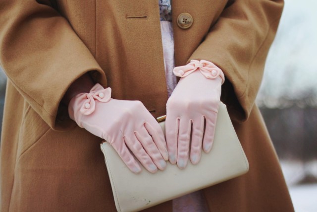 1950s-inspired-outfit-gloves-coat-purple-hair-04