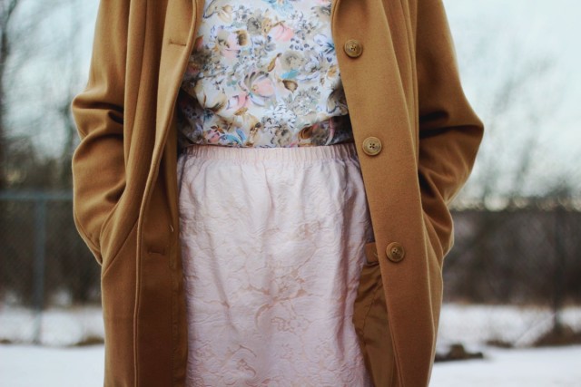 1950s-inspired-outfit-gloves-coat-purple-hair-05