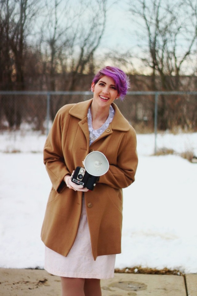 1950s-inspired-outfit-gloves-coat-purple-hair-06