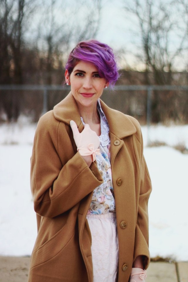 1950s-inspired-outfit-gloves-coat-purple-hair-07