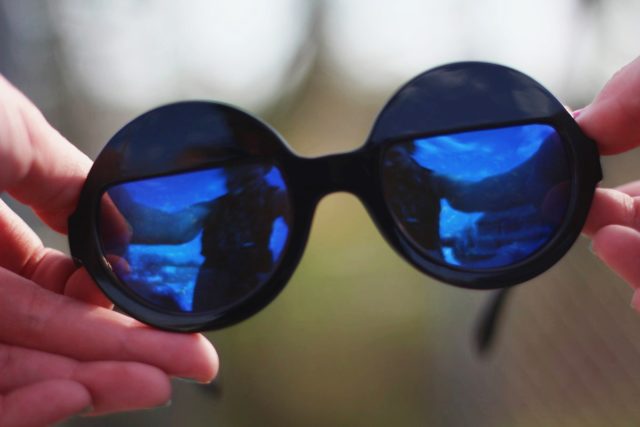 Rounded half moon sunglasses with blue reflection from Girlprops