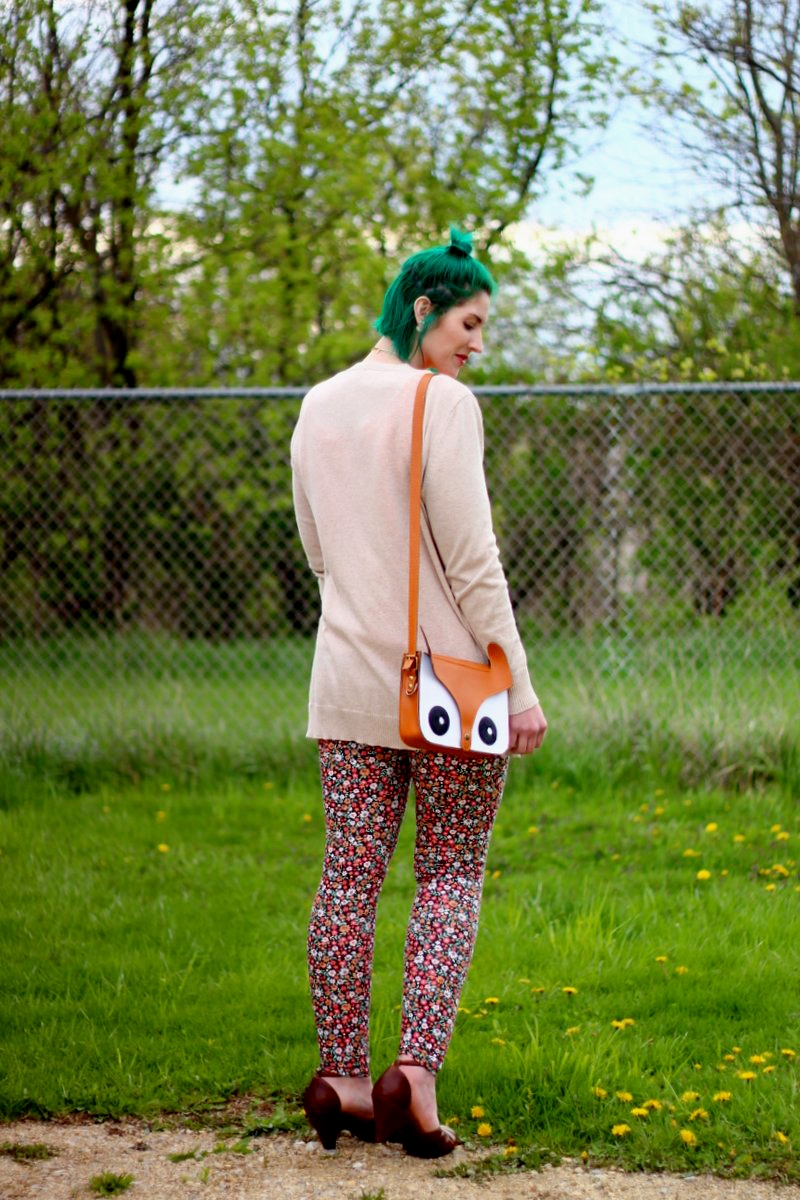 Outfit: vintage orange tank top, beige cardigan, green mini bun hairstyle, thrifted floral pants, brown high heels, gold necklace