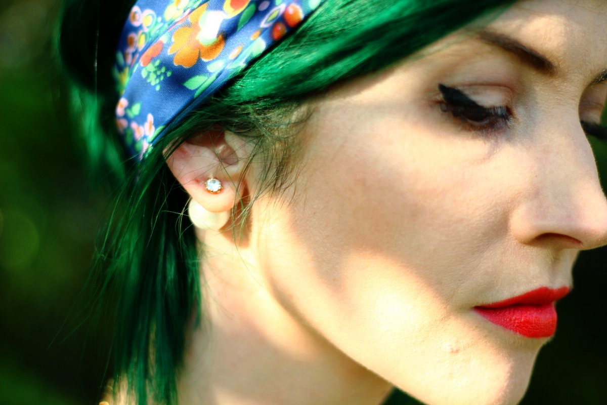 Outfit details: floral head scarf, pearl back earrings Forever 21, black winged liner, red lipstick, vintage