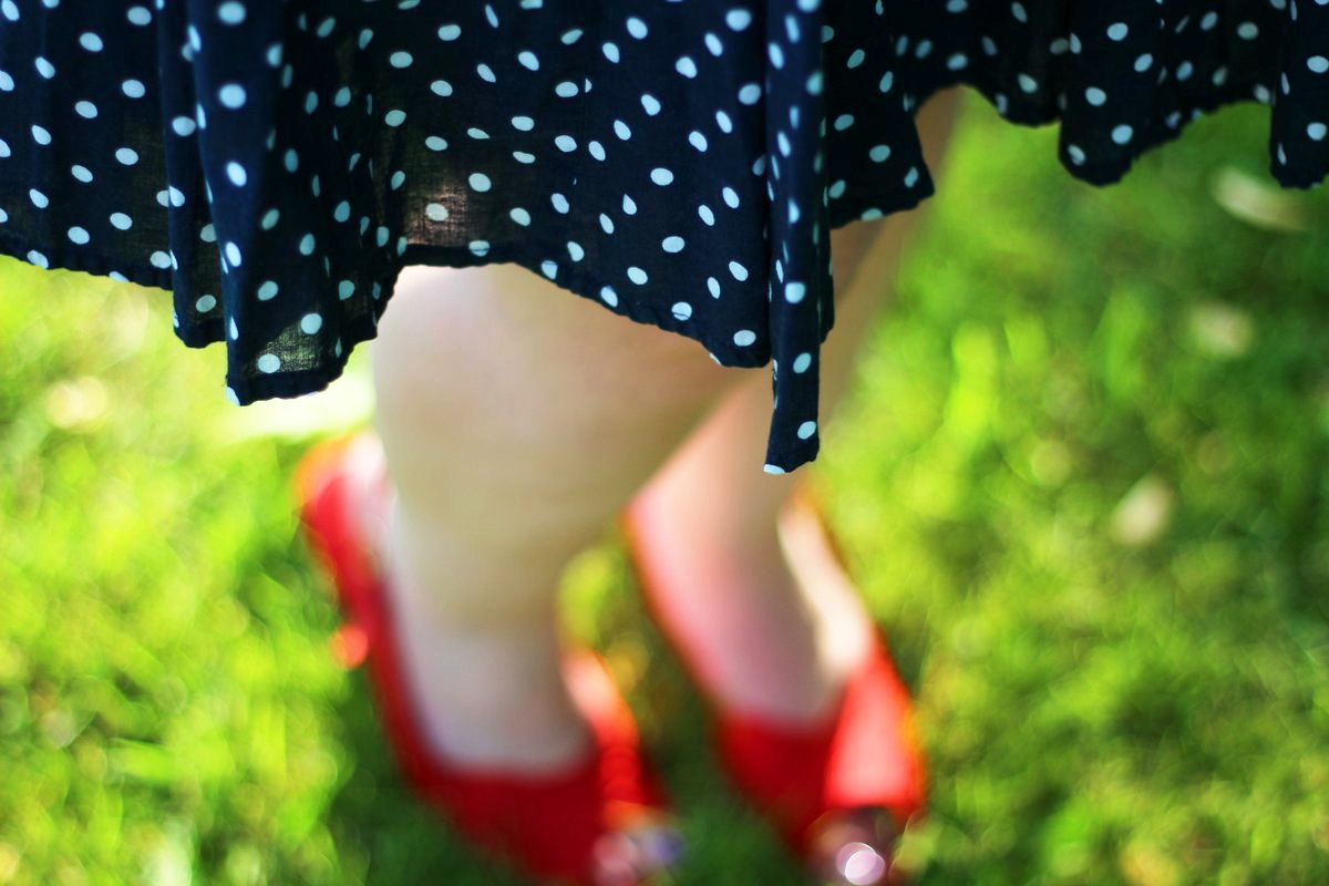 Outfit details: navy blue polka dotted skirt, vintage red kitten heels