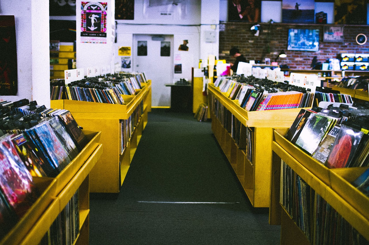 12 Good Reasons Why You Should Be a Thrifter | theoutfitrepeater.com Secondhand store selling records stock photo