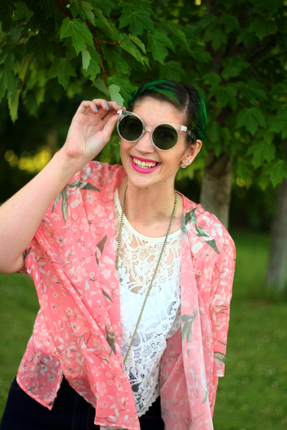 sunglasses-green-hair-pink-kimono-summer-outfit-02