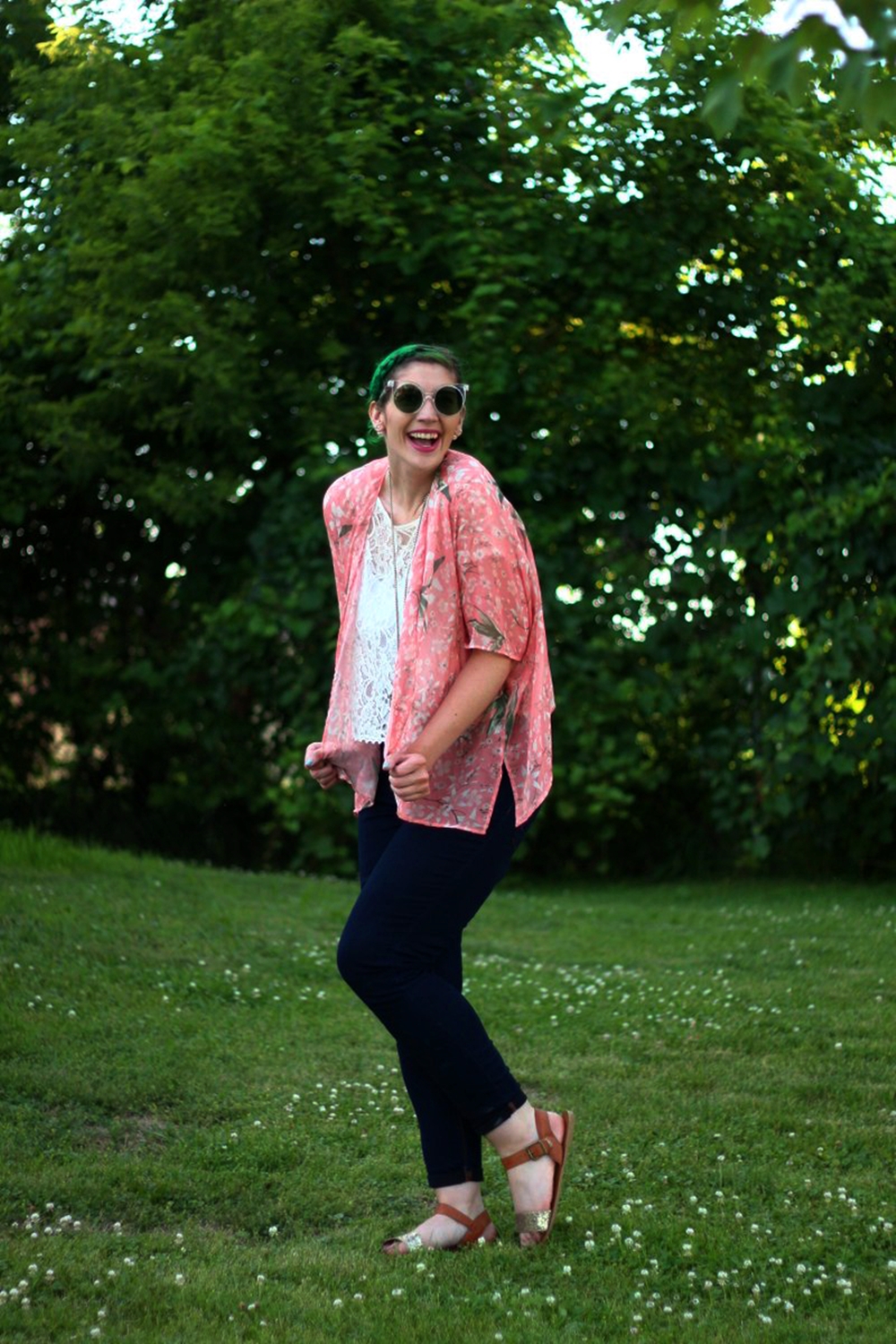 sunglasses-green-hair-pink-kimono-summer-outfit-05