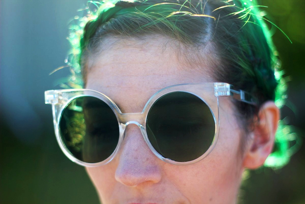 sunglasses-green-hair-striped-crop-top-denim-summer-outfit-01
