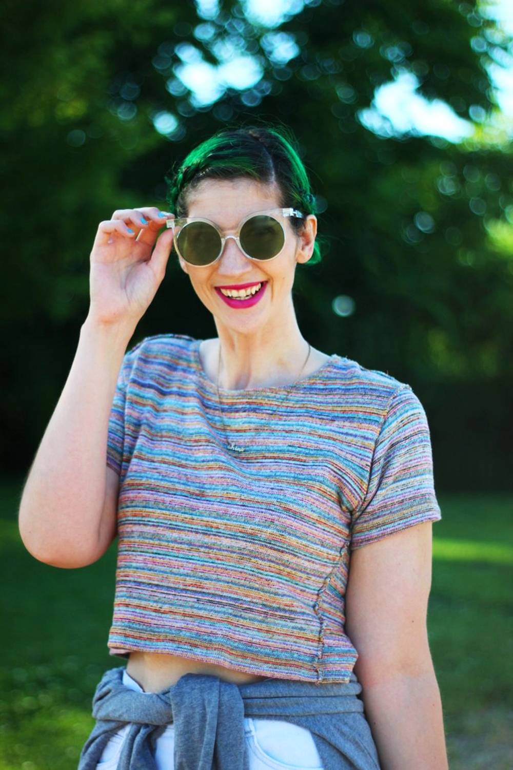 sunglasses-green-hair-striped-crop-top-denim-summer-outfit-02