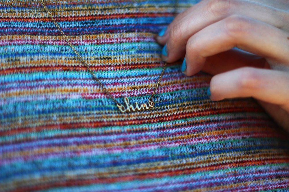 sunglasses-green-hair-striped-crop-top-denim-summer-outfit-03