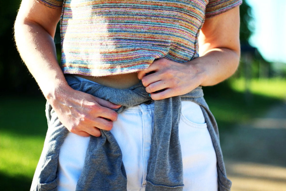 sunglasses-green-hair-striped-crop-top-denim-summer-outfit-04