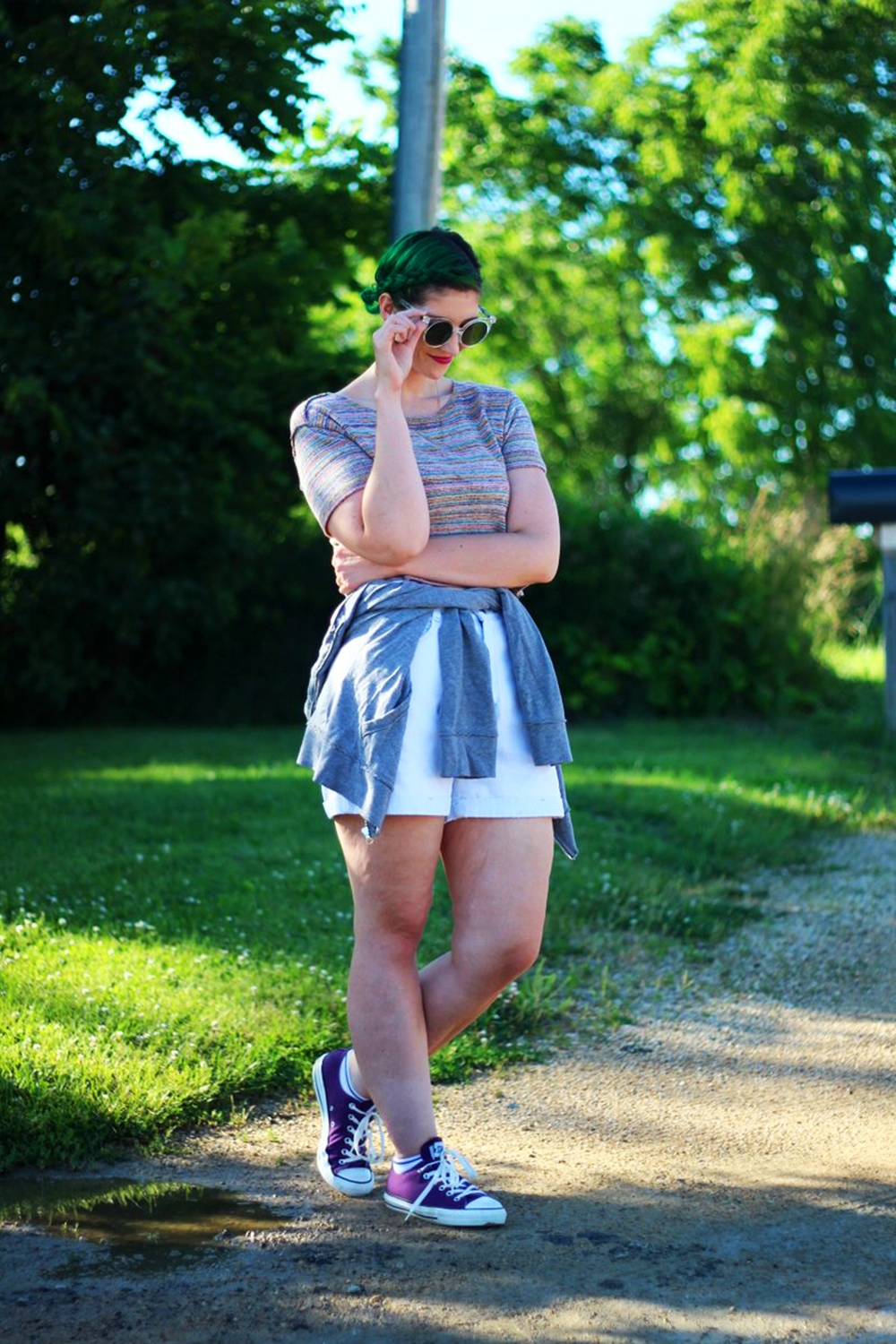 sunglasses-green-hair-striped-crop-top-denim-summer-outfit-05
