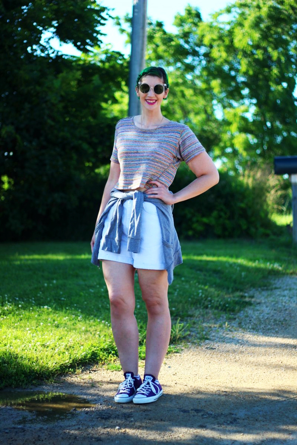 sunglasses-green-hair-striped-crop-top-denim-summer-outfit-06