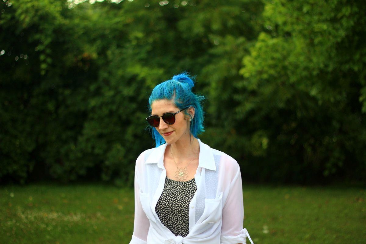 floral-dress-90s-blue-hair-outfit-04