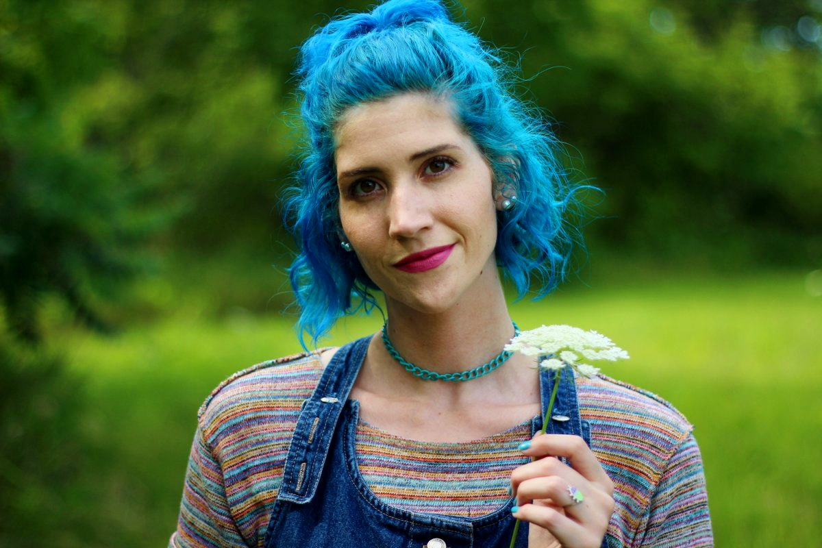rainbow-crop-top-denim-jumper-blue-hair-outfit-05