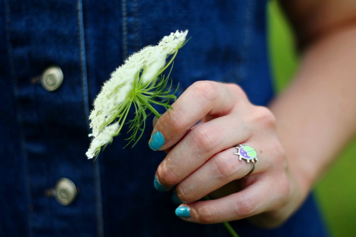 rainbow-crop-top-denim-jumper-blue-hair-outfit-06