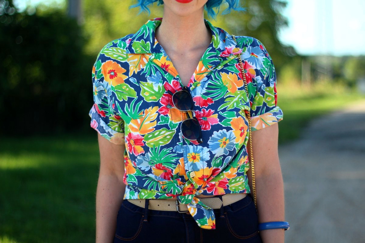 Outfit details: Outfit: Hawaiian print shirt, high waisted dark wash jeans, black sunglasses, gold chain purse strap detail