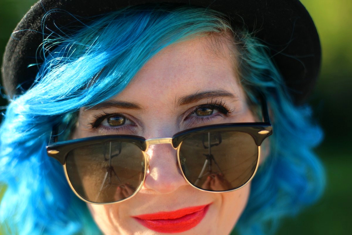Outfit details: blue hair, black vintage sunglasses, red-orange NYX lipstick