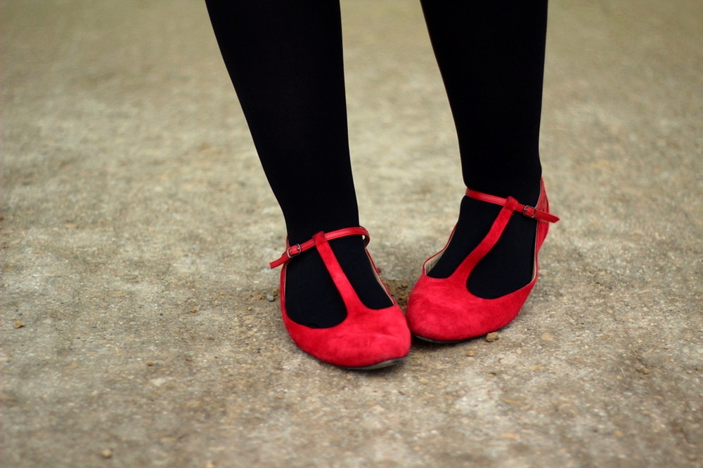 Black lace top, thrifted floral skirt, Revlon Really Red lipstick, vintage gold lion head earrings, black We Love Colors tights, red purse, red ballet flat shoes
