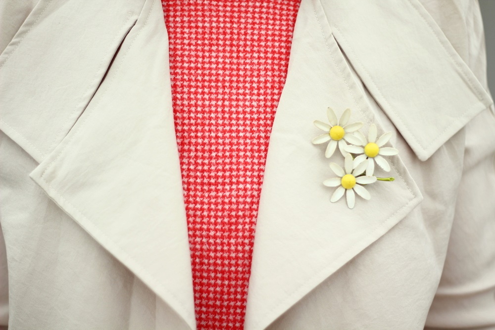 vintage flower floral brooch, tan trench coat, 1980s vintage retro style outfit