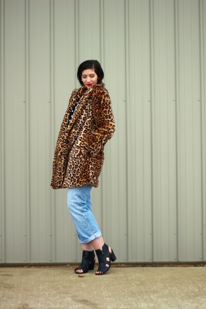 wearing a sweater winter cool girl the outfit repeater hannah rupp boyfriend jeans leopard print coat