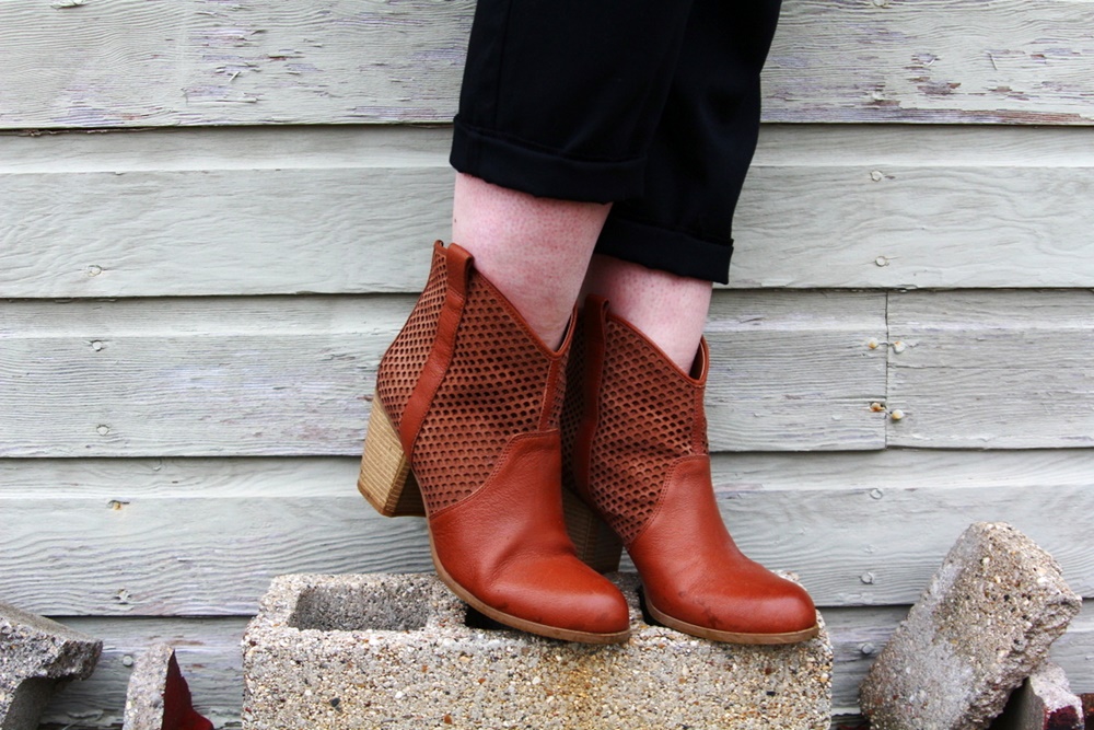 Looking Anything But Outdated In a Vintage Jumpsuit | theoutfitrepeater.com vintage black jumpsuit fashion jungle red lipstick leopard print purse neckerchief scarf olive green jacket thrifted brown booties