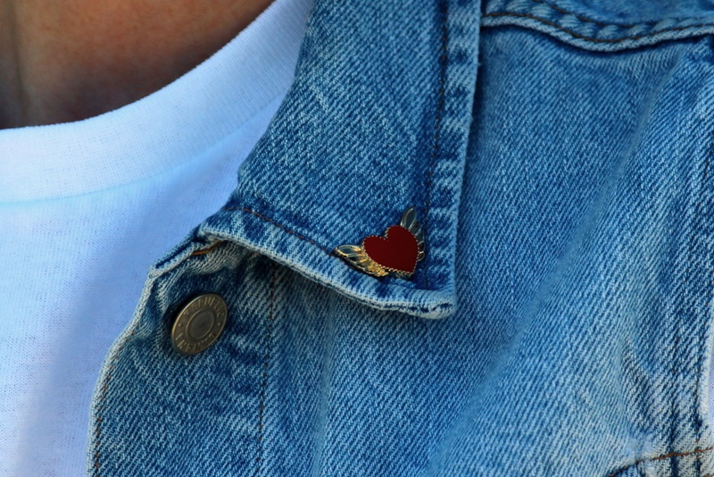 the outfit repeater hannah rupp billy joel concert green bay wisconsin lambeau field river of dreams t-shirt, shoes, asos pork pie hat, sunglasses, red lipstick colourpop bossy, converse sneakers tennis shoes