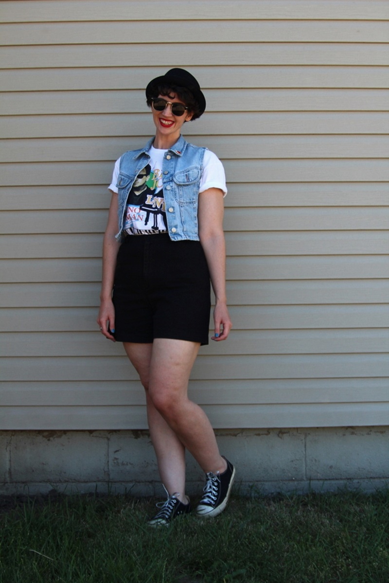 the outfit repeater hannah rupp billy joel concert green bay wisconsin lambeau field river of dreams t-shirt, shoes, asos pork pie hat, sunglasses, red lipstick colourpop bossy, converse sneakers tennis shoes