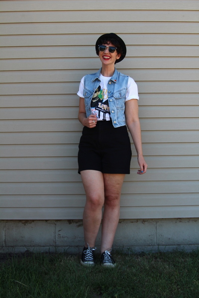 the outfit repeater hannah rupp billy joel concert green bay wisconsin lambeau field river of dreams t-shirt, shoes, asos pork pie hat, sunglasses, red lipstick colourpop bossy, converse sneakers tennis shoes