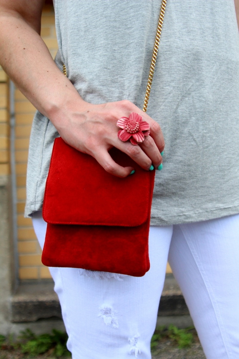 shopping with modcloth modsquad summer 2017 campaign fashion blogger Hannah Rupp the outfit repeater, white shredded skinny jeans, gray mockneck sleeveless top, yellow high heels, red purse, red colourpop lippie stix bossy, giant vintage sunglasses, roadtrip