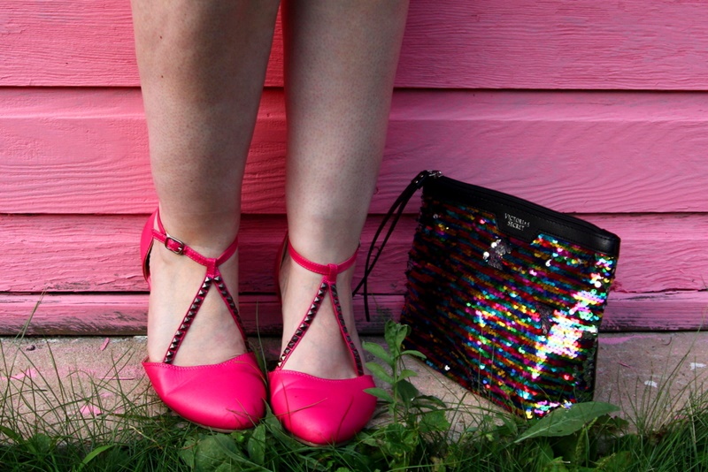fall fashion outfit details pattern mixing H&M leather jacket thrifted thred-up girl gang baddie sequin clutch pink YSL lipstick pink wall summer