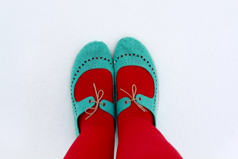 A Very Merry Christmas Outfit | theoutfitrepeater.com the outfit repeater hannah rupp christmas winter snow red tights sequins santa vintage