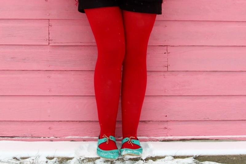 A Very Merry Christmas Outfit | theoutfitrepeater.com the outfit repeater hannah rupp christmas winter snow red tights sequins santa vintage