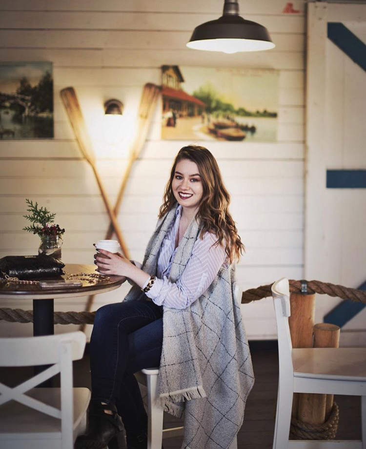 She Smiles Shares Her Best Blogging & Life Advice morethanenough girl boss hannah rupp the outfit repeater