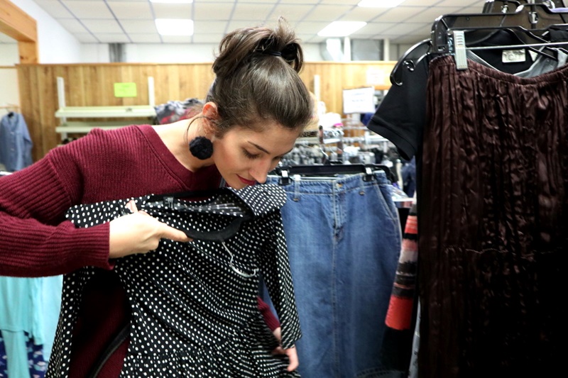 the-outfit-repeater-hannah-rupp-fashion-blog-thrift-store-evansvillle-wisconsin-charity-02