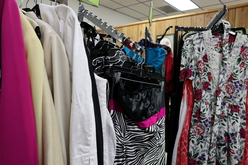 the-outfit-repeater-hannah-rupp-fashion-blog-thrift-store-evansvillle-wisconsin-charity-03