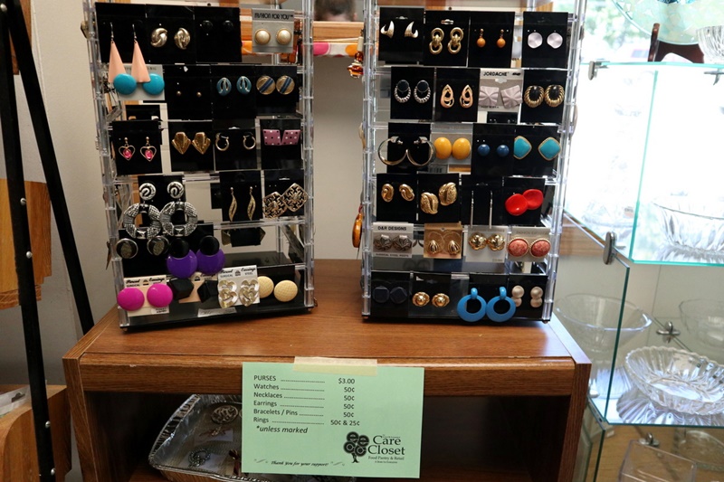 the-outfit-repeater-hannah-rupp-fashion-blog-thrift-store-evansvillle-wisconsin-charity-04