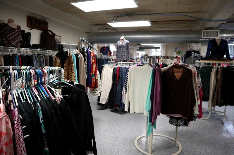 the-outfit-repeater-hannah-rupp-fashion-blog-thrift-store-reviews-wisconsin-stvincents-church-volunteer-inexpensive-cheap-shopping-secondhand-thrifting-12