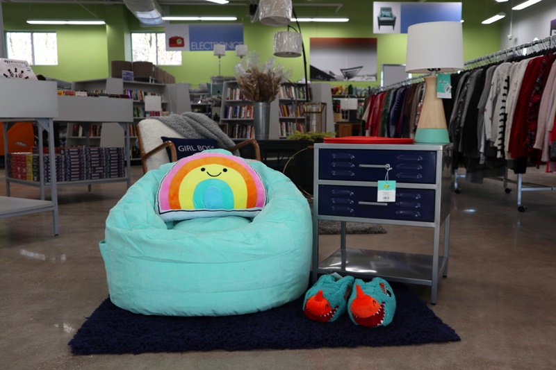 goodwill-grand-opening-store-middleton-wisconsin-review-thrifted-fashion-outfit-repeater-hannah-rupp-02